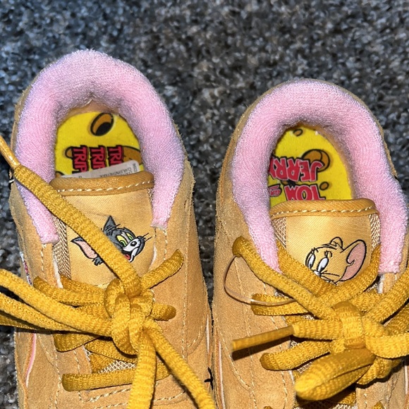 Tom and Jerry Reebok - Picture 2 of 6